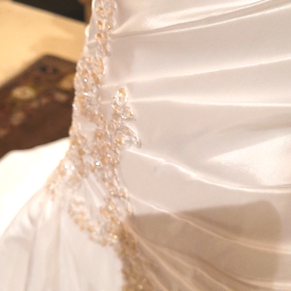 Gathered pleated sweetheart feather beaded Rhinestones lace applique bridal gown - Picture 6 of 12